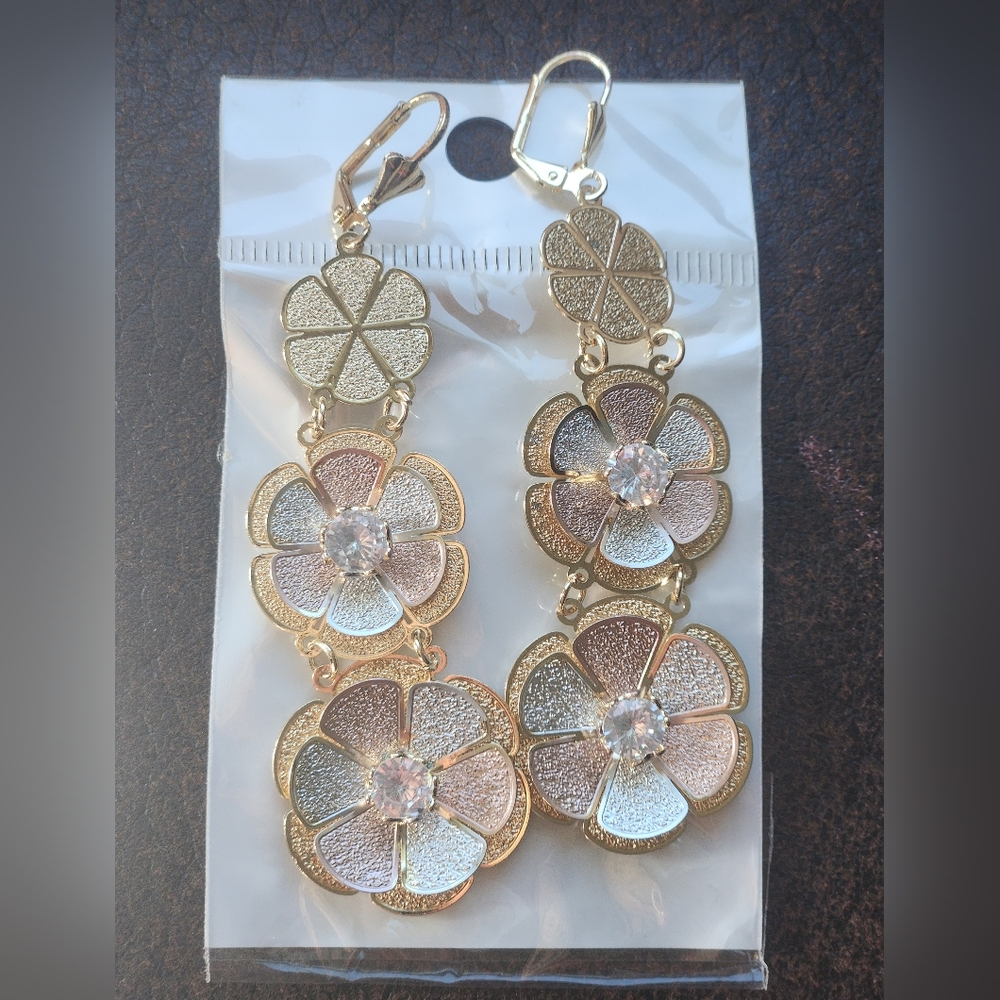 Gold plated 3D flower earrings.        Arracada Oro Laminado. NEW no tags